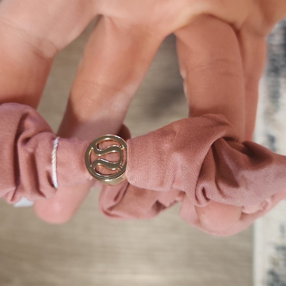 Lululemon Uplifting Scruchie *logo Charm - Picture 2 of 4